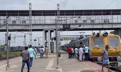ओवरब्रिज से कूदा व्यक्ति, चलती ट्रेन पर गिरा