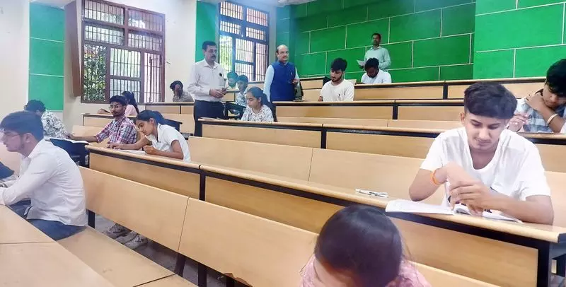 कुरुक्षेत्र विश्वविद्यालय में पारदर्शिता सुनिश्चित करने के लिए कुलपति ने परीक्षा केंद्रों की समीक्षा की कुरुक्षेत्र विश्वविद्यालय में पारदर्शिता सुनिश्चित करने के लिए कुलपति ने परीक्षा केंद्रों की समीक्षा की
