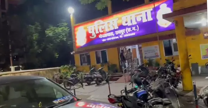 मौदहापारा में चाकूबाजी के बाद हंगामा, पुलिस केस करने पर हत्या की धमकी मौदहापारा में चाकूबाजी के बाद हंगामा, पुलिस केस करने पर हत्या की धमकी