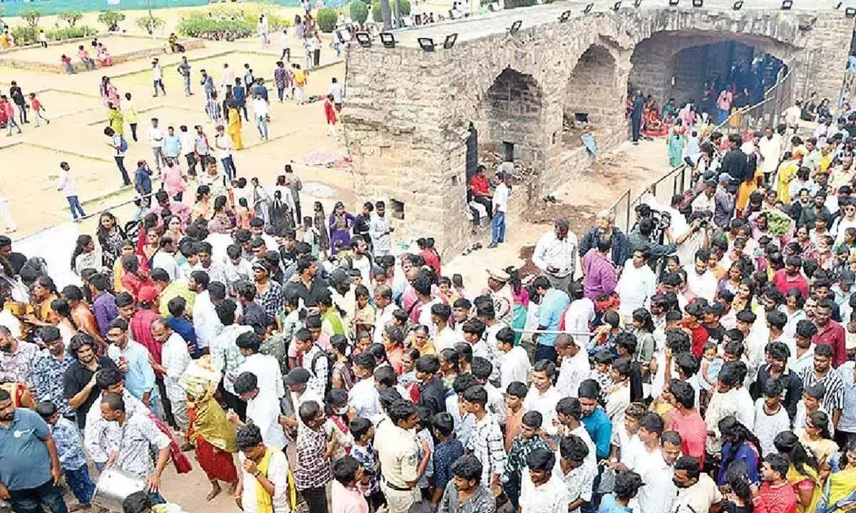 Telangana: बोनालू उत्सव: गोलकुंडा किले में हजारों की संख्या में लोग उमड़े Telangana: बोनालू उत्सव: गोलकुंडा किले में हजारों की संख्या में लोग उमड़े