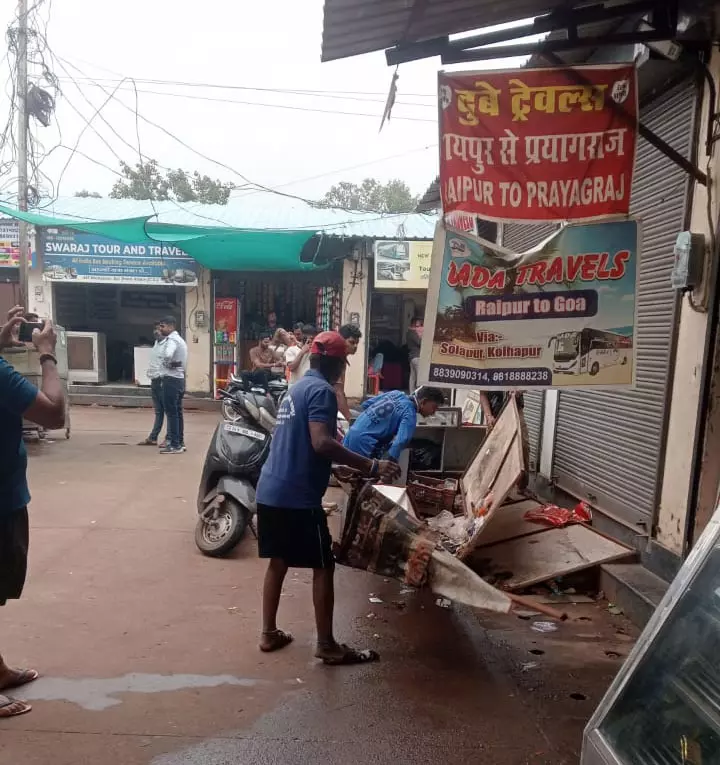 रायपुर : निगम की कार्रवाई के बाद बस स्टैण्ड में ट्रैफिक हुआ सुगम रायपुर : निगम की कार्रवाई के बाद बस स्टैण्ड में ट्रैफिक हुआ सुगम