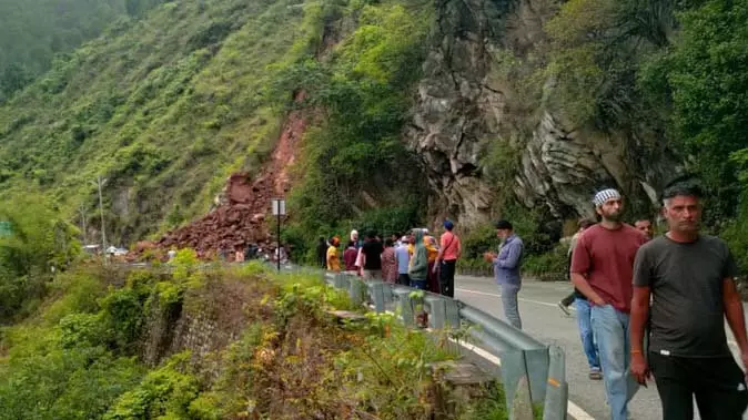 Chamoli : बदरीनाथ हाईवे पर पहाड़ी से गिरा भारी मलबा, आवाजाही बंद Chamoli : बदरीनाथ हाईवे पर पहाड़ी से गिरा भारी मलबा, आवाजाही बंद