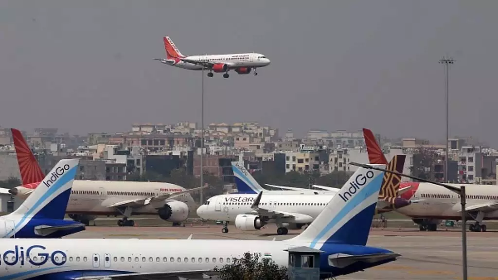 Chennai समेत 18 हवाई अड्डों को बम से उड़ाने की धमकी Chennai समेत 18 हवाई अड्डों को बम से उड़ाने की धमकी