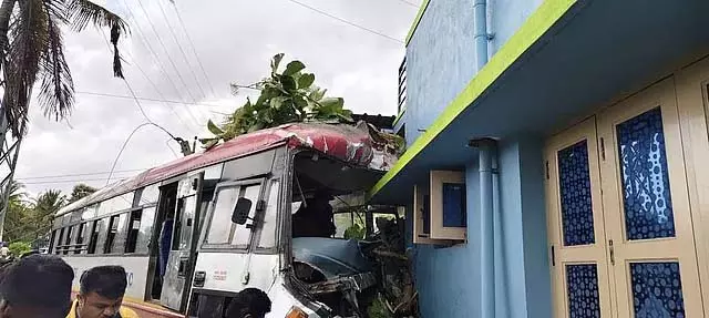 टायर फटने से KSRTC की बस सड़क किनारे बने घर से टकराई, 17 महिलाओं समेत 32 लोग घायल टायर फटने से KSRTC की बस सड़क किनारे बने घर से टकराई, 17 महिलाओं समेत 32 लोग घायल