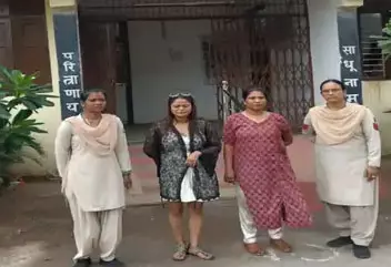 अफसर के पति पीट गए प्रेमिकाओं से, दोनों युवती गिरफ्तार अफसर के पति पीट गए प्रेमिकाओं से, दोनों युवती गिरफ्तार