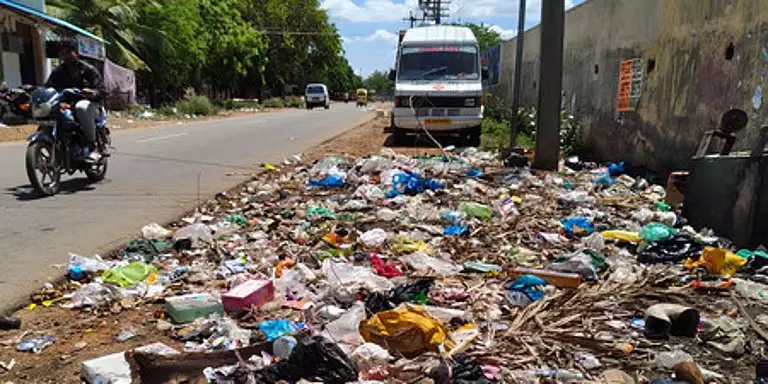 Madurai की सड़कों से कूड़ेदान हटाए गए, खुले में फेंका जा रहा कचरा Madurai की सड़कों से कूड़ेदान हटाए गए, खुले में फेंका जा रहा कचरा