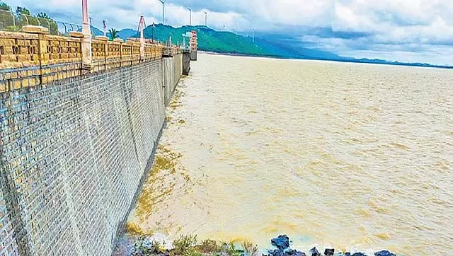 काबिनी बांध में दरार: क्या हमारे राज्य के जलाशय सुरक्षित हैं? काबिनी बांध में दरार: क्या हमारे राज्य के जलाशय सुरक्षित हैं?