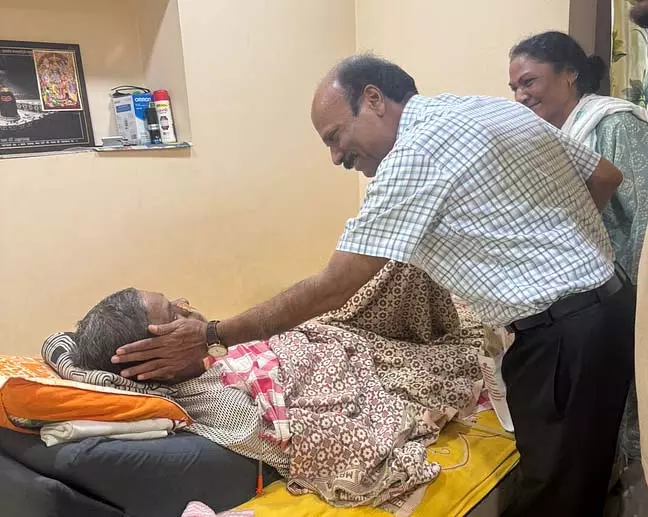 DGP मकवाना ने निभाया दोस्ती का फर्ज, वर्दी से नहीं रिश्तों से जुड़े DGP मकवाना ने निभाया दोस्ती का फर्ज, वर्दी से नहीं रिश्तों से जुड़े