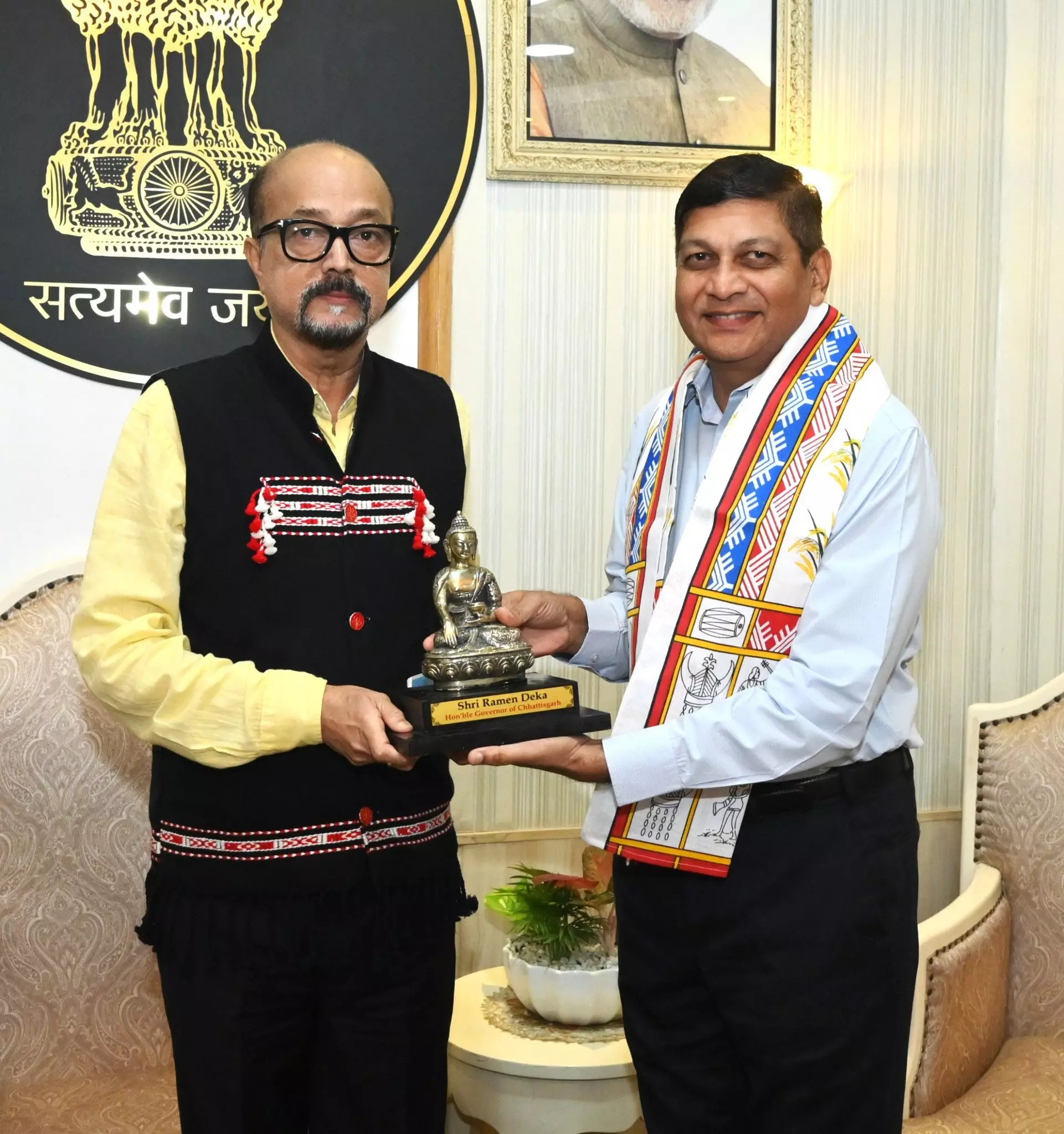 सेवानिवृत्त हुए मुख्य सचिव अमिताभ जैन, राज्यपाल डेका ने दी विदाई सेवानिवृत्त हुए मुख्य सचिव अमिताभ जैन, राज्यपाल डेका ने दी विदाई