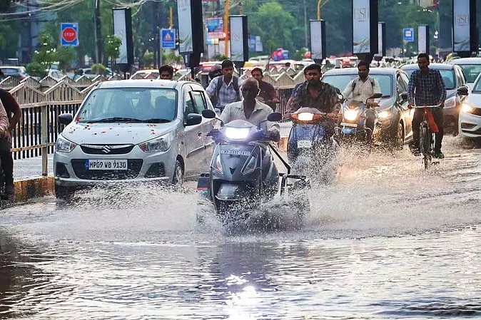 Indore : बारिश में नदी किनारे की बस्तियां डूबने का खतरा Indore : बारिश में नदी किनारे की बस्तियां डूबने का खतरा
