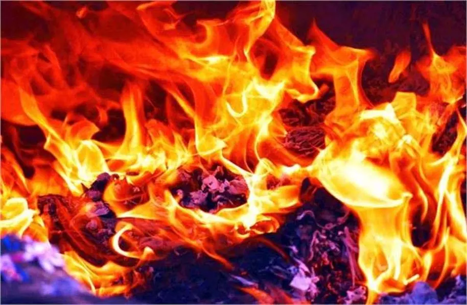 Jammu-Kashmir: फैक्ट्री में लगी भीषण आग, लाखों का सामान जलकर राख Jammu-Kashmir: फैक्ट्री में लगी भीषण आग, लाखों का सामान जलकर राख
