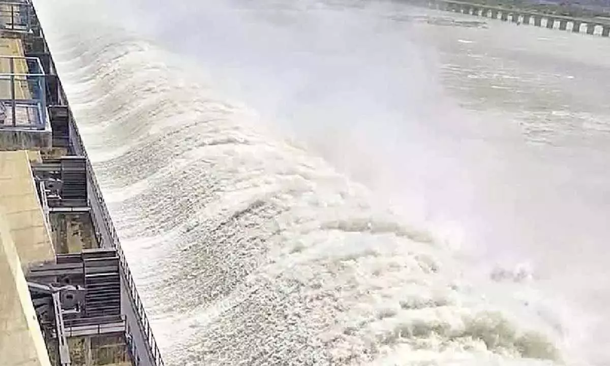 नारायणपुर बांध में भारी जलस्तर से Raichur क्षेत्र में बाढ़ का खतरा नारायणपुर बांध में भारी जलस्तर से Raichur क्षेत्र में बाढ़ का खतरा