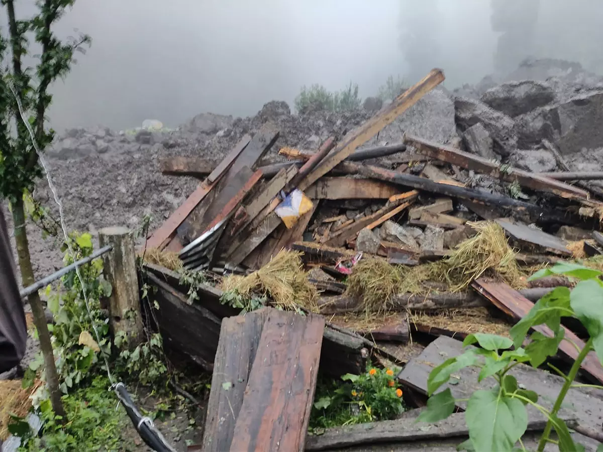 लगातार हो रही बारिश के बीच Shimla में सड़क दुर्घटना में 3 लोगों की मौत लगातार हो रही बारिश के बीच Shimla में सड़क दुर्घटना में 3 लोगों की मौत