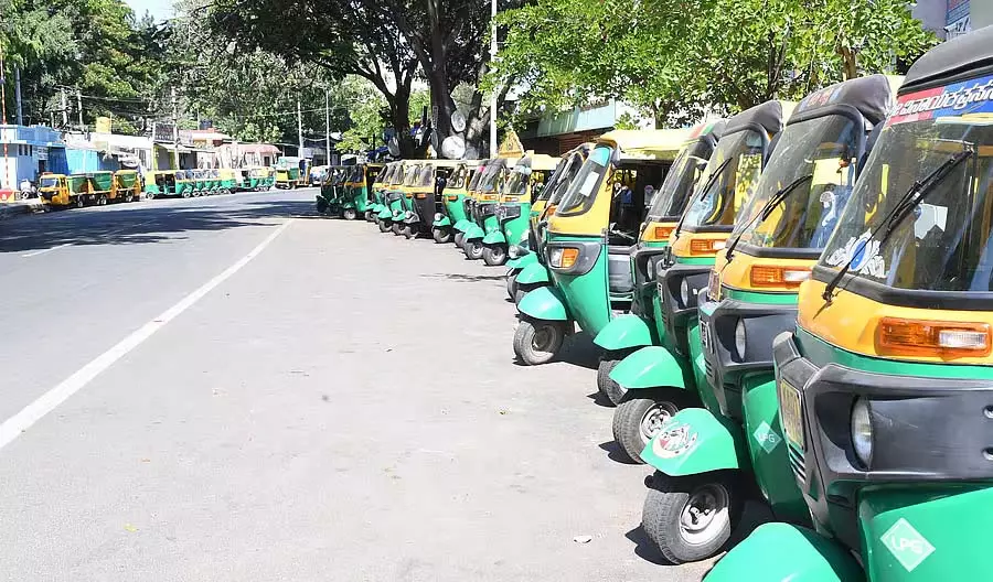 ऑटो चालकों ने अत्यधिक कीमत वसूलने वाली एग्रीगेटर कंपनियों के खिलाफ कार्रवाई की मांग की ऑटो चालकों ने अत्यधिक कीमत वसूलने वाली एग्रीगेटर कंपनियों के खिलाफ कार्रवाई की मांग की