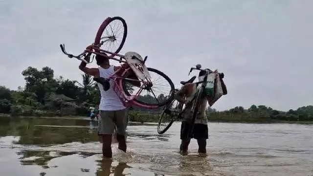 Odisha : बाढ़ जैसे हालात, जलाका और सुवर्णरेखा नदियां उफान पर Odisha : बाढ़ जैसे हालात, जलाका और सुवर्णरेखा नदियां उफान पर