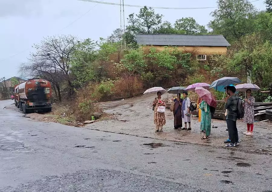 सड़क के बीच में बस रुकी: बस देरी से छात्र चिंतित सड़क के बीच में बस रुकी: बस देरी से छात्र चिंतित