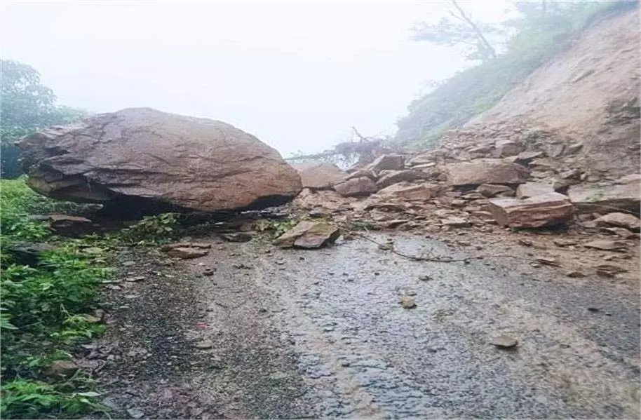 Himachal Pradesh: भूस्खलन का कहर, सड़क मार्ग बंद Himachal Pradesh: भूस्खलन का कहर, सड़क मार्ग बंद