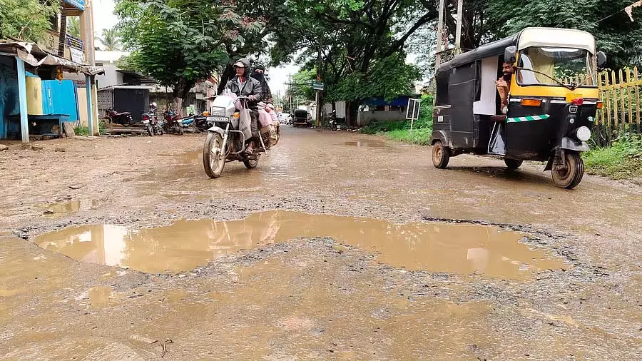 सड़कें गड्ढों से भरी हैं; जनप्रतिनिधियों और अधिकारियों को कोसा जाता है सड़कें गड्ढों से भरी हैं; जनप्रतिनिधियों और अधिकारियों को कोसा जाता है
