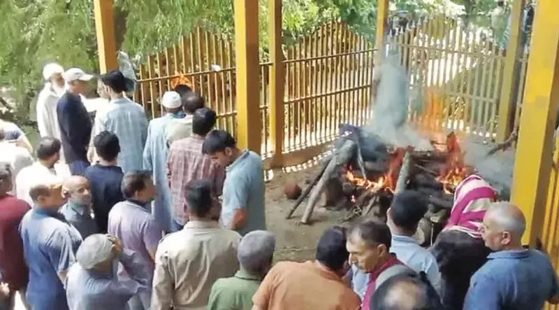 सांप्रदायिक सौहार्द: गंदेरबल में मुस्लिम पड़ोसियों ने कश्मीरी पंडित के अंतिम संस्कार में निभाई भूमिका सांप्रदायिक सौहार्द: गंदेरबल में मुस्लिम पड़ोसियों ने कश्मीरी पंडित के अंतिम संस्कार में निभाई भूमिका