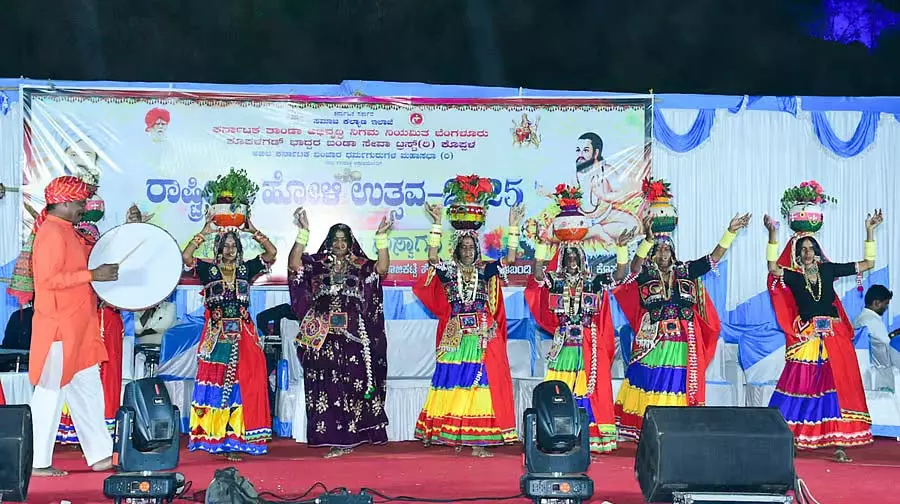 Karnataka : बंजारा समुदाय की कला और संस्कृति को बचाएं Karnataka : बंजारा समुदाय की कला और संस्कृति को बचाएं