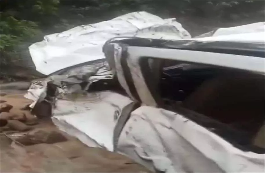 Himachal Pradesh: भूस्खलन की चपेट में आई कार, फिर खाई में गिरी Himachal Pradesh: भूस्खलन की चपेट में आई कार, फिर खाई में गिरी