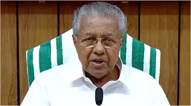 Kerala: CM विजयन के काफिले में वाहन घुसने पर 5 हिरासत में, बाद में रिहा Kerala: CM विजयन के काफिले में वाहन घुसने पर 5 हिरासत में, बाद में रिहा