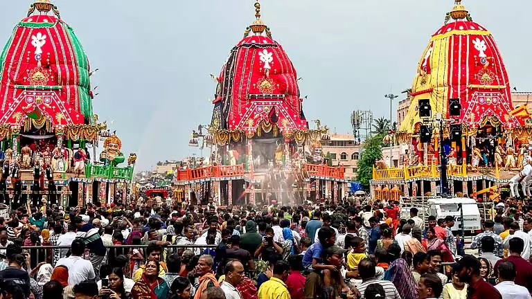 भगदड़ के एक दिन बाद, Puri में अपने भाई-बहनों के दर्शन के लिए हजारों लोग उमड़े भगदड़ के एक दिन बाद, Puri में अपने भाई-बहनों के दर्शन के लिए हजारों लोग उमड़े