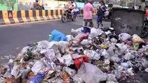 मानसून के दौरान Vizag की झुग्गियों में कूड़े के ढेर से स्वास्थ्य संबंधी चिंताएँ बढ़ी मानसून के दौरान Vizag की झुग्गियों में कूड़े के ढेर से स्वास्थ्य संबंधी चिंताएँ बढ़ी