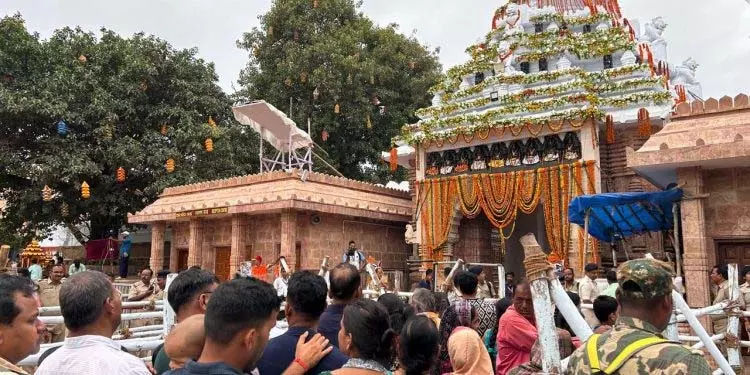 भगदड़ के अगले दिन भी पुरी में भगवान के दर्शन को उमड़े हजारों श्रद्धालु भगदड़ के अगले दिन भी पुरी में भगवान के दर्शन को उमड़े हजारों श्रद्धालु