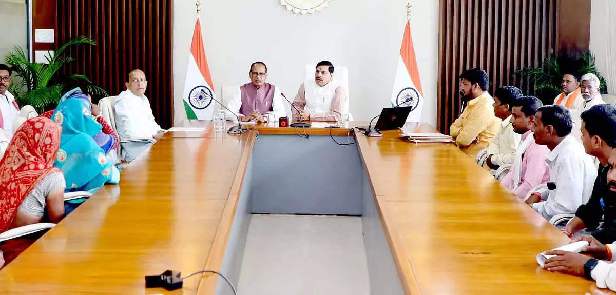आदिवासियों के खिलाफ वन विभाग की कार्रवाई को लेकर केंद्रीय मंत्री शिवराज ने CM से की मुलाकात आदिवासियों के खिलाफ वन विभाग की कार्रवाई को लेकर केंद्रीय मंत्री शिवराज ने CM से की मुलाकात