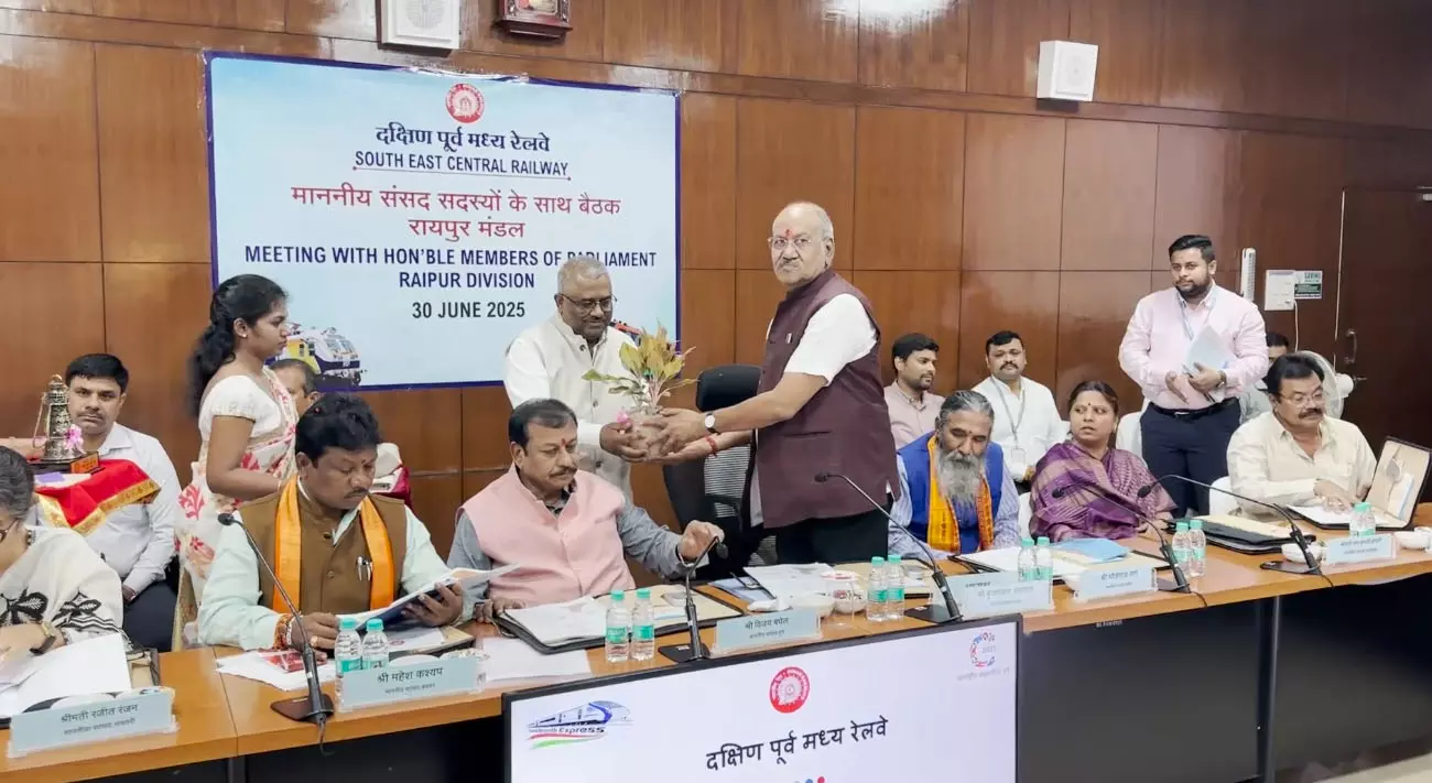 सांसद बृजमोहन अग्रवाल ने दक्षिण पूर्व मध्य रेलवे महाप्रबंधक की बैठक ली सांसद बृजमोहन अग्रवाल ने दक्षिण पूर्व मध्य रेलवे महाप्रबंधक की बैठक ली