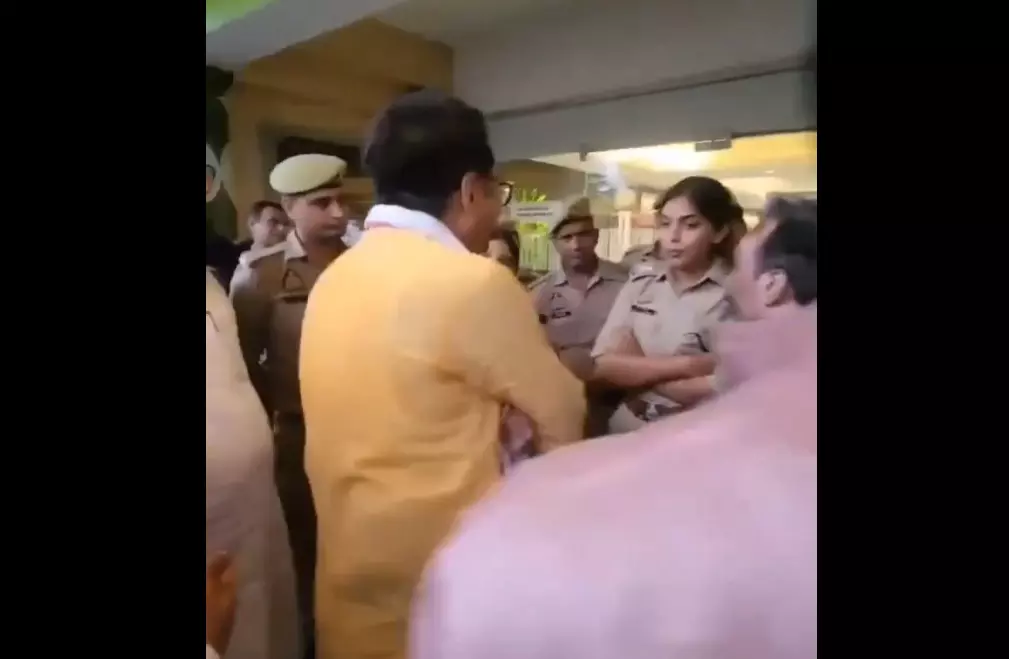 BJP नेता और महिला IPS अफसर के बीच तीखी बहस BJP नेता और महिला IPS अफसर के बीच तीखी बहस