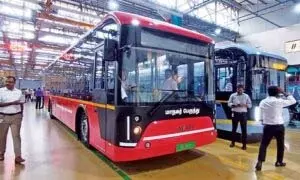 सीएम स्टालिन ने राज्य की पहली इलेक्ट्रिक बस सेवा शुरू की सीएम स्टालिन ने राज्य की पहली इलेक्ट्रिक बस सेवा शुरू की