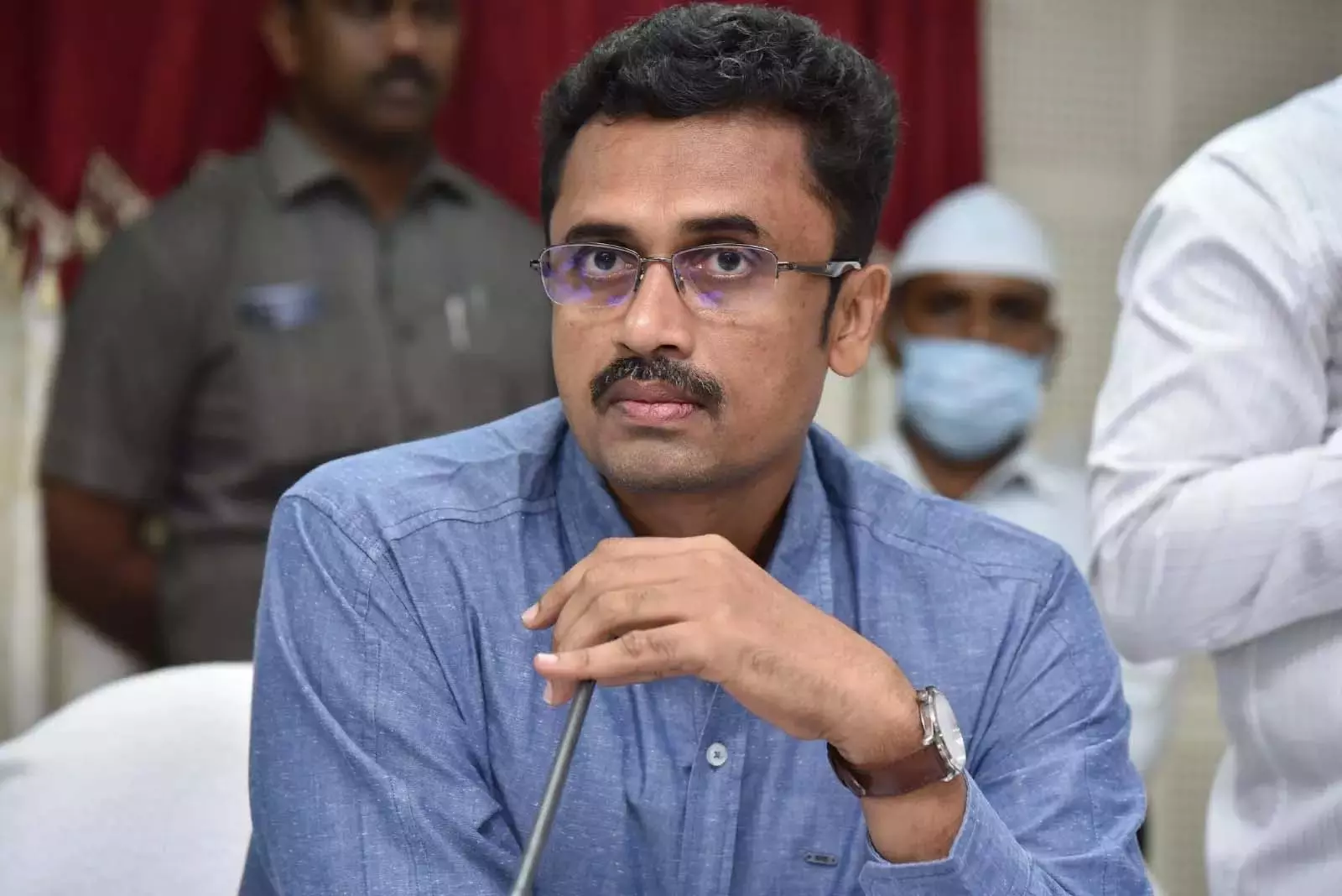 Andhra: अधिकारियों को सरकारी स्कूलों में नामांकन बढ़ाने के लिए कदम उठाने को कहा गया Andhra: अधिकारियों को सरकारी स्कूलों में नामांकन बढ़ाने के लिए कदम उठाने को कहा गया