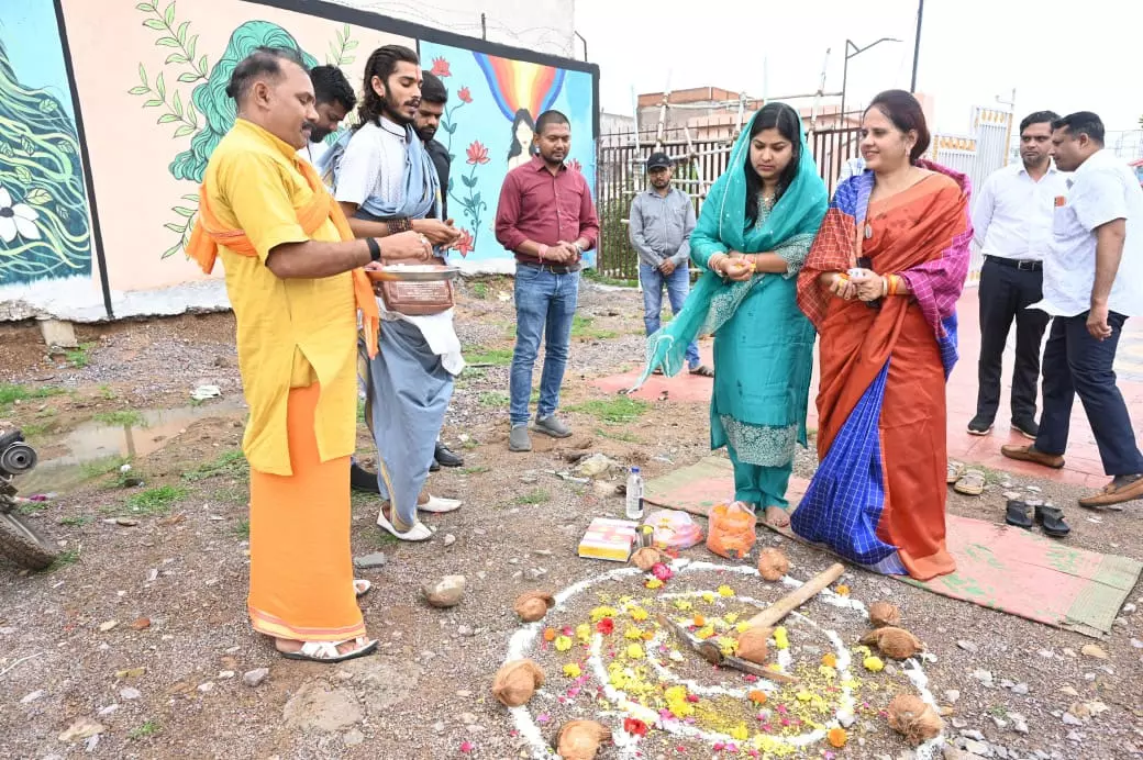 महापौर मीनल चौबे ने शहर के कई मोहल्ले में नई सीसी रोड की दी सौगात महापौर मीनल चौबे ने शहर के कई मोहल्ले में नई सीसी रोड की दी सौगात
