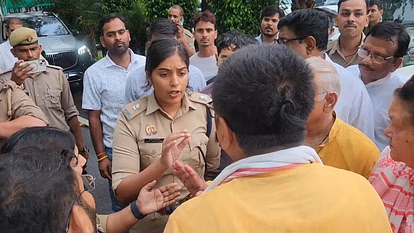 Kanpur: ग्रीनपार्क में MLC और महिला IPS आमने-सामने, शब्दों की जंग तेज़ Kanpur: ग्रीनपार्क में MLC और महिला IPS आमने-सामने, शब्दों की जंग तेज़