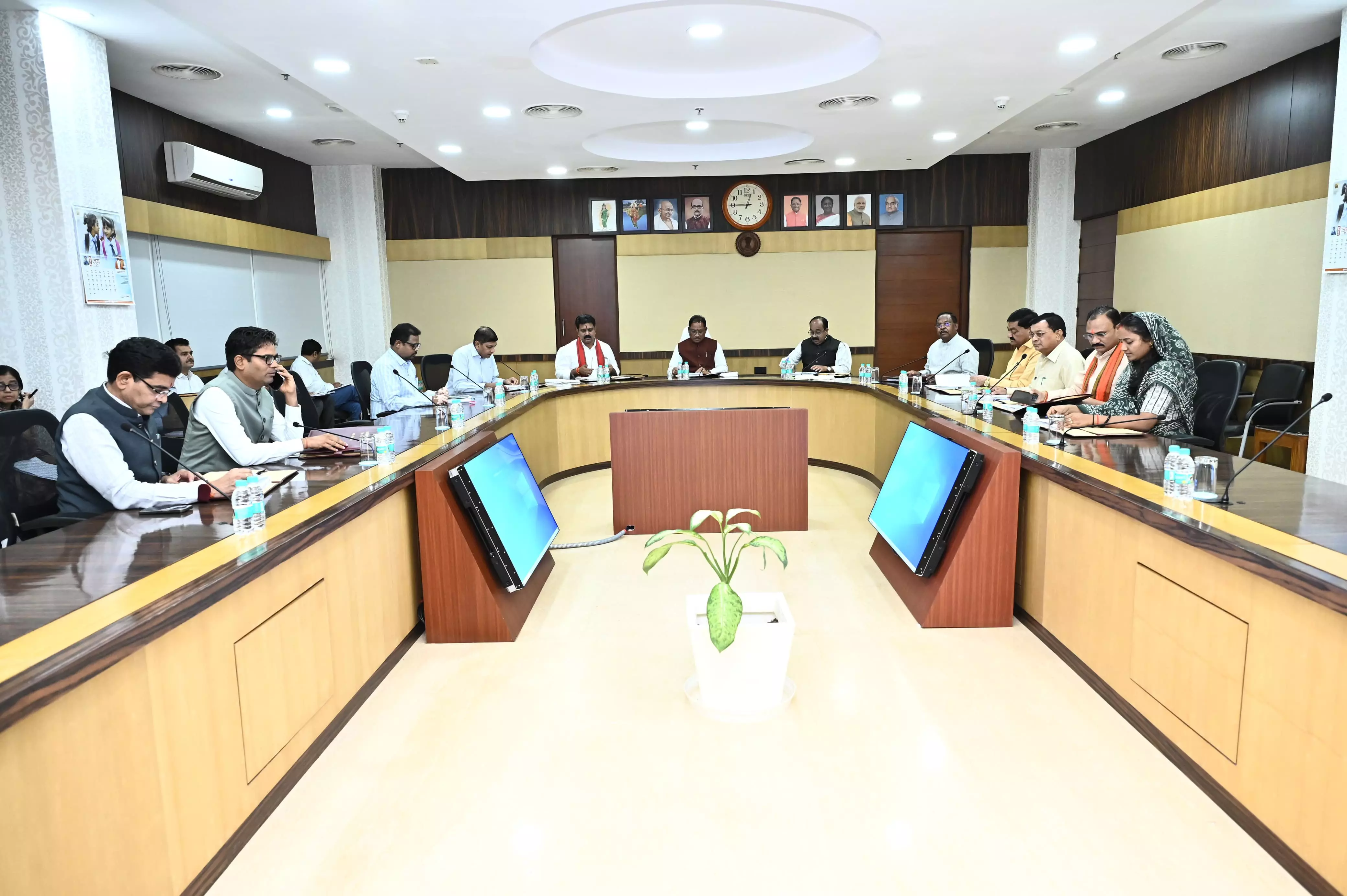 किसानों और पेंशनरों के हित में साय सरकार ने लिया बड़ा फैसला किसानों और पेंशनरों के हित में साय सरकार ने लिया बड़ा फैसला