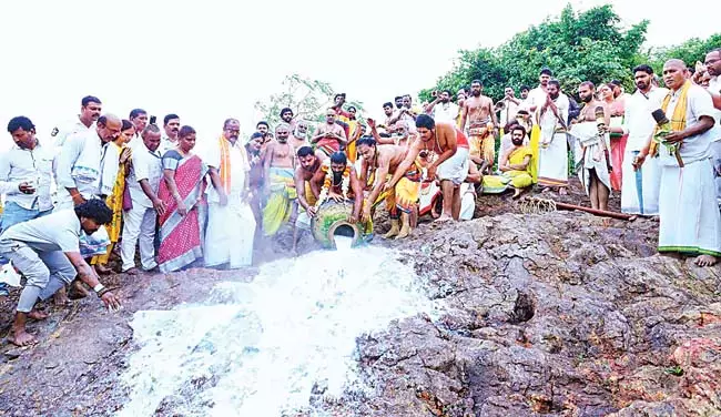Andhra : सिम्हागिरी पर बाढ़ पायसम उत्सव Andhra : सिम्हागिरी पर बाढ़ पायसम उत्सव