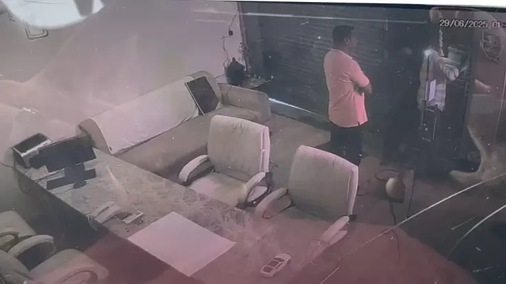 जमीन दलाल की दादागिरी, CCTV सबूत फिर भी थानेदार नहीं कर रहे कार्रवाई जमीन दलाल की दादागिरी, CCTV सबूत फिर भी थानेदार नहीं कर रहे कार्रवाई