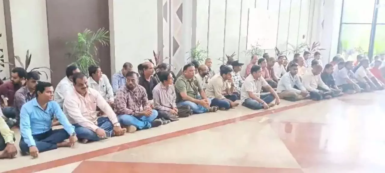 भुवनेश्वर नगर निगम कार्यालय में ड्यूटी पर तैनात BMC अधिकारी पर हमला भुवनेश्वर नगर निगम कार्यालय में ड्यूटी पर तैनात BMC अधिकारी पर हमला