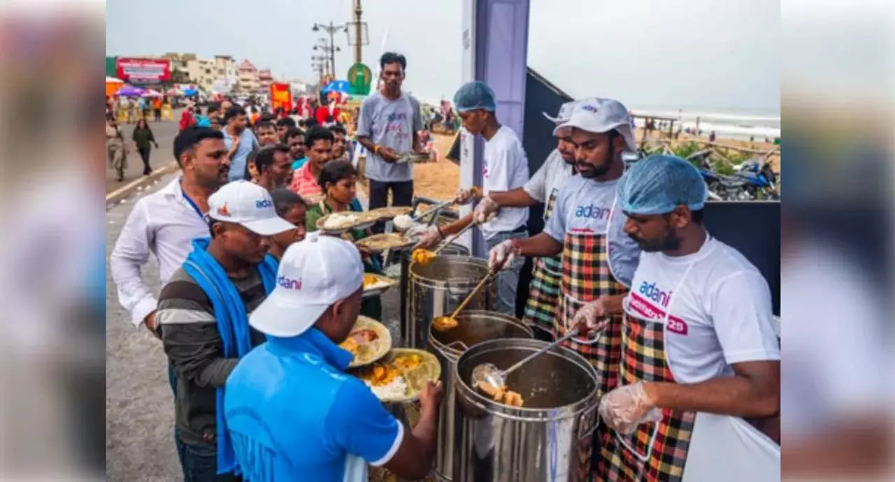 अडानी समूह, ISKCON ने पुरी रथ यात्रा के दौरान भक्ति और पोषण का मिश्रण किया अडानी समूह, ISKCON ने पुरी रथ यात्रा के दौरान भक्ति और पोषण का मिश्रण किया