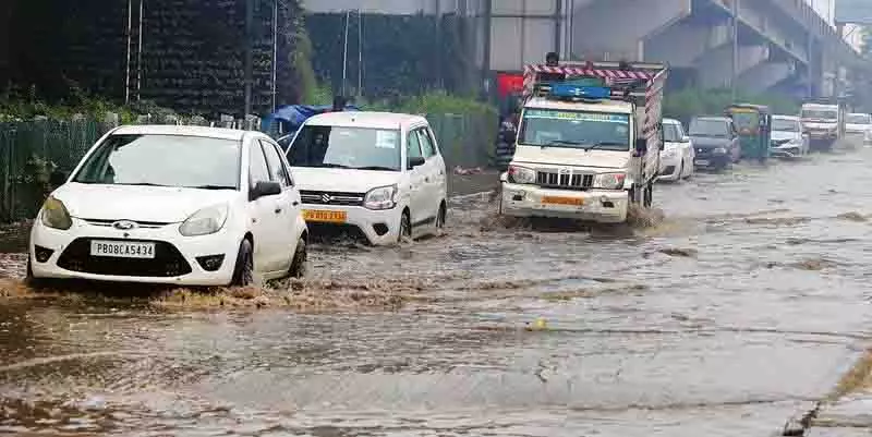Jalandhar में तीसरे दिन भी बारिश से पेड़ उखड़ गए, यातायात बाधित Jalandhar में तीसरे दिन भी बारिश से पेड़ उखड़ गए, यातायात बाधित