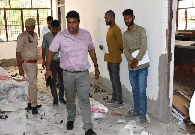 Siddharthnagar: जिलाधिकारी ने कस्तूरबा गांधी आवासीय विद्यालय और प्राथमिक स्वास्थ्य केंद्र का निरीक्षण किया Siddharthnagar: जिलाधिकारी ने कस्तूरबा गांधी आवासीय विद्यालय और प्राथमिक स्वास्थ्य केंद्र का निरीक्षण किया