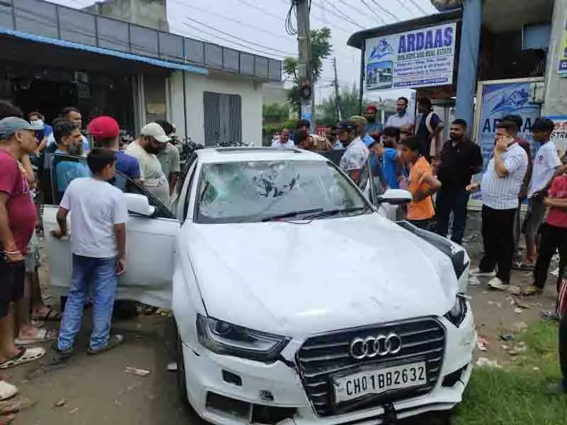 Ludhiana: तेज रफ्तार ऑडी ने सड़क पर मचाई तबाही, एक की मौत, तीन घायल Ludhiana: तेज रफ्तार ऑडी ने सड़क पर मचाई तबाही, एक की मौत, तीन घायल