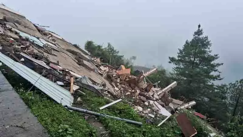Shimla district में पांच मंजिला इमारत ढही, स्थानीय लोगों ने फोर-लेन परियोजना को ठहराया जिम्मेदार Shimla district में पांच मंजिला इमारत ढही, स्थानीय लोगों ने फोर-लेन परियोजना को ठहराया जिम्मेदार