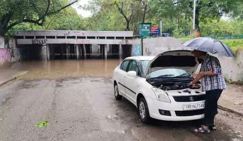 भारी बारिश ने Chandigarh नगर निगम के दावों को धो दिया भारी बारिश ने Chandigarh नगर निगम के दावों को धो दिया