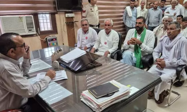 Tosham: बिजली टॉवर विवाद पर बैठक, पॉवर ग्रिड अधिकारी नदारद Tosham: बिजली टॉवर विवाद पर बैठक, पॉवर ग्रिड अधिकारी नदारद