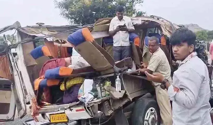 लॉरी ने टेम्पो ट्रैवलर को टक्कर मारी.. तीन की मौत लॉरी ने टेम्पो ट्रैवलर को टक्कर मारी.. तीन की मौत