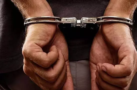 आरोपी शिक्षक! उसने एक छोटे छात्र की पीठ पर तीन डंडे मारे आरोपी शिक्षक! उसने एक छोटे छात्र की पीठ पर तीन डंडे मारे