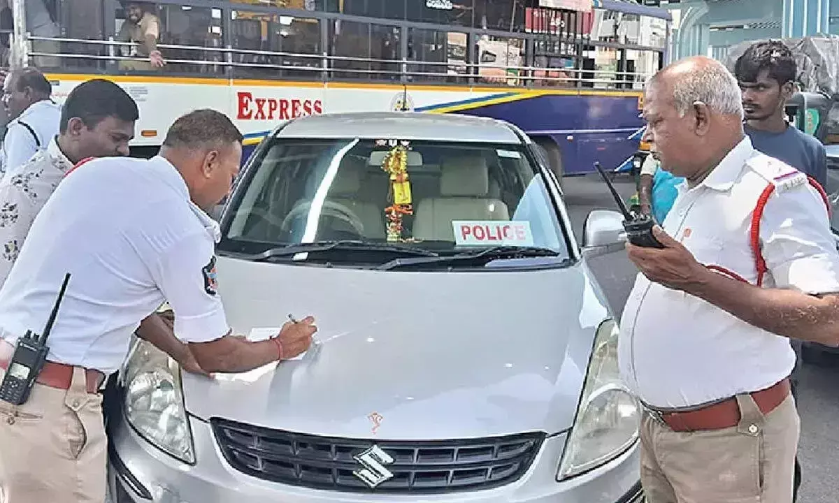 Tirupati पुलिस ने ‘प्रेस’, ‘पुलिस’, ‘टीटीडी’ स्टिकर के दुरुपयोग पर कार्रवाई की Tirupati पुलिस ने ‘प्रेस’, ‘पुलिस’, ‘टीटीडी’ स्टिकर के दुरुपयोग पर कार्रवाई की